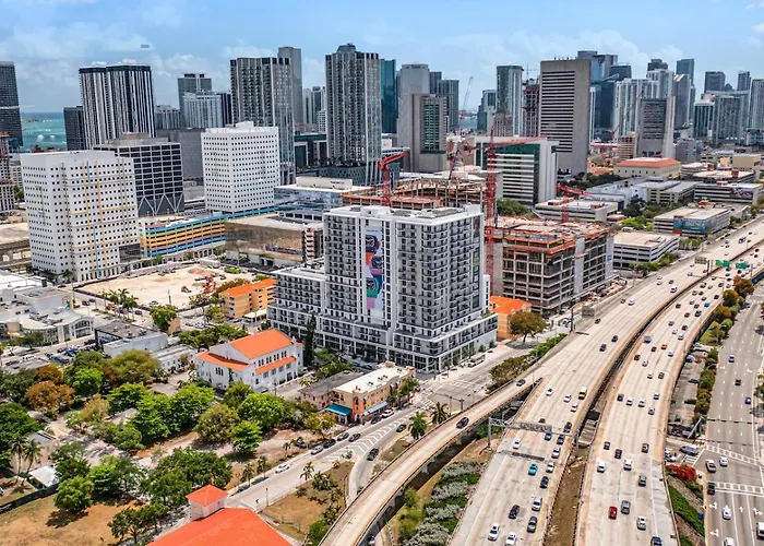 Exclusive Condo In Downtown Miami With Pool Views And Free Parking