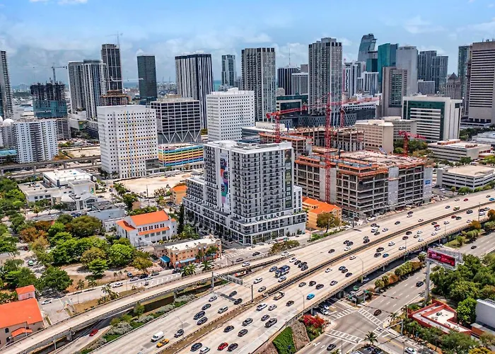 Exclusive Condo In Downtown Miami With Pool Views And Free Parking
