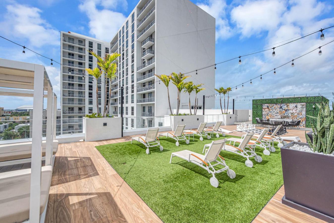 Exclusive In Downtown With Pool Views And Free Parking Appartamento