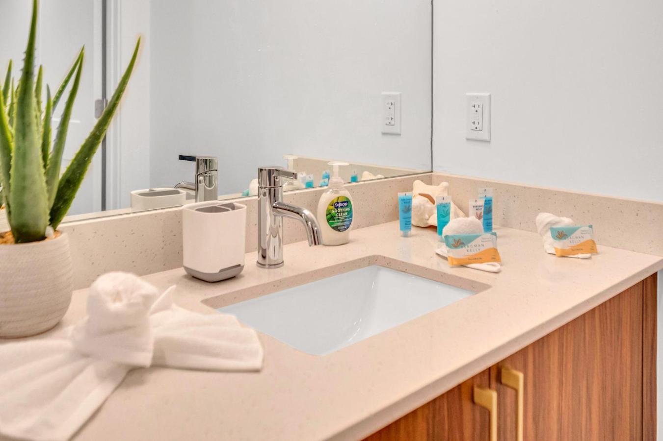 Exclusive In Downtown With Pool Views And Free Parking Appartamento