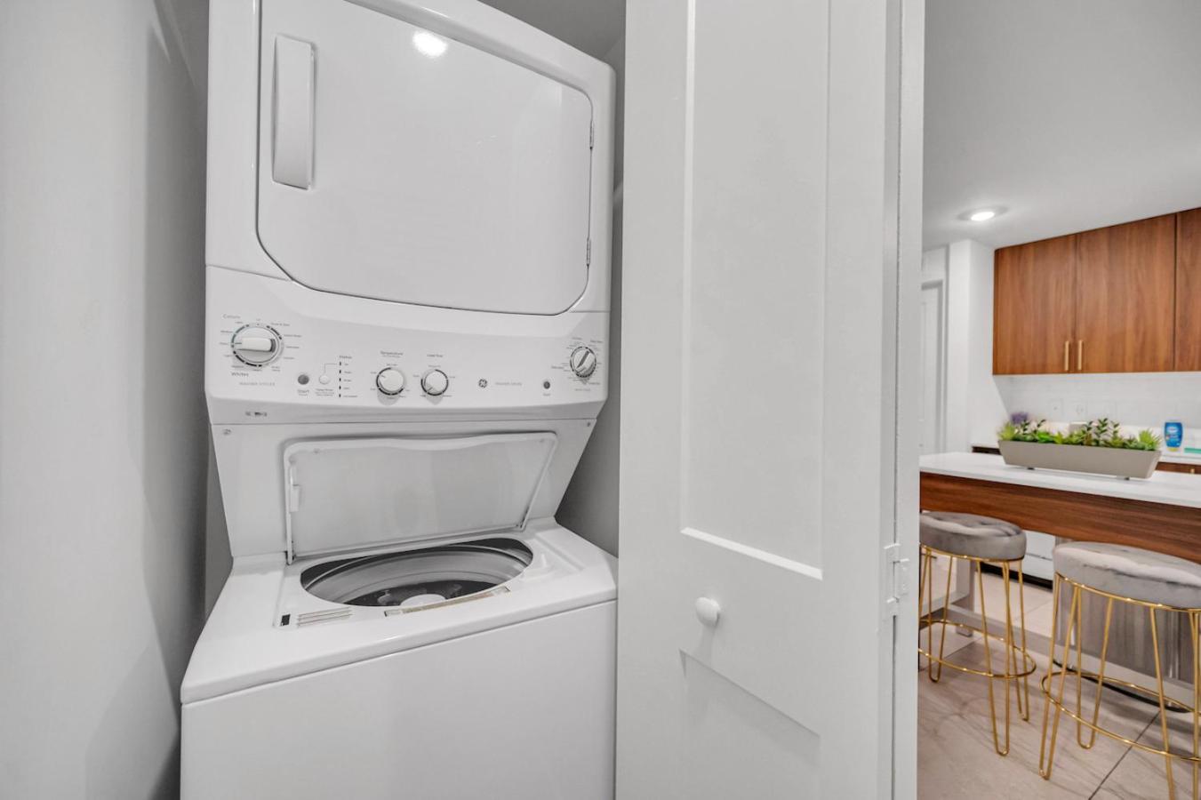 Exclusive In Downtown With Pool Views And Free Parking Appartamento