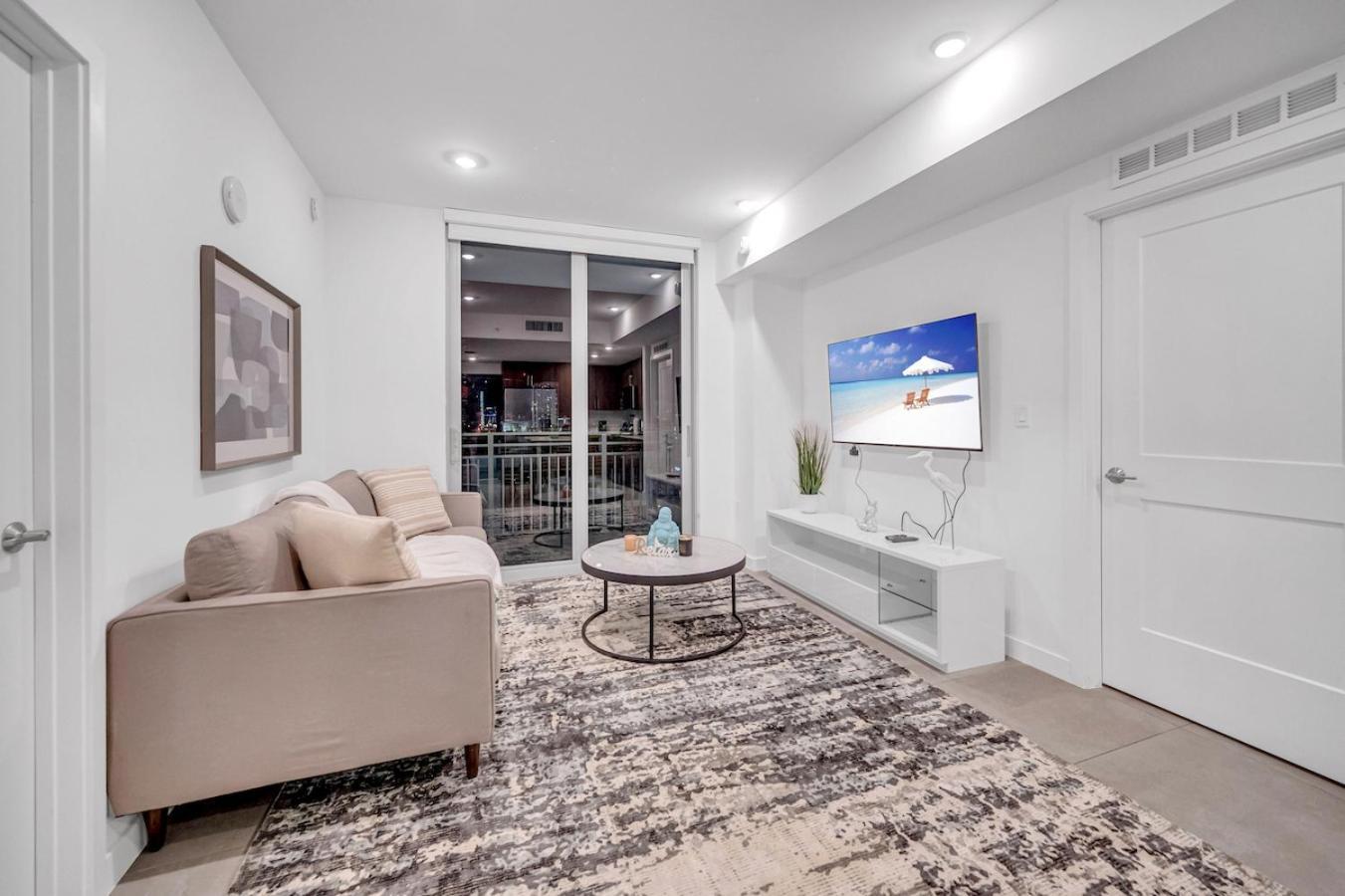 Exclusive In Downtown With Pool Views And Free Parking Appartamento